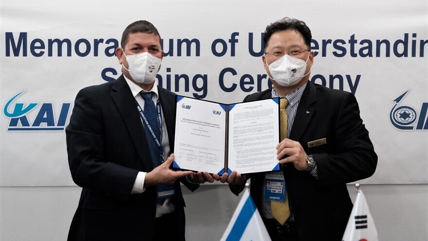 Israel Aerospace Industries signs a Memorandum of Understanding (MoU) with Korea Aerospace Industries on a new loitering munitions program, October 2021. Credit: IAI.