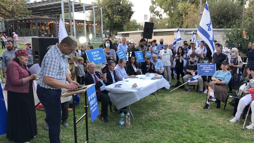 More than 100 Israelis gathered on Agron Street in downtown Jerusalem, opposite the old U.S. consulate building, protesting the Biden administration’s announced plan to reopen it, Oct. 27, 2021 Photo by Josh Hasten.