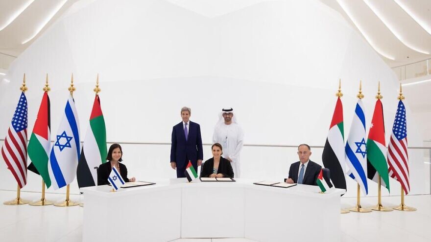 The signing of the memorandum between Israel, the United Arab Emirates and Jordan with U.S. Climate Envoy John Kerry, Nov. 22, 2021. Source: Twitter.