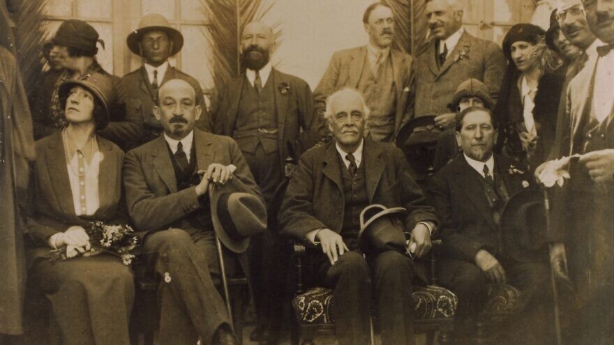 1925 年，阿瑟·貝爾福勳爵與維拉和柴姆·魏茨曼（左坐）、內厄姆·索科洛等人在託管巴勒斯坦。圖片來源：Avital Efrat，來自 Wikimedia Commons。