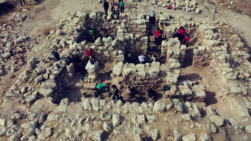 Excavations of a Hellenist structure destroyed by the Hasmoneans in Lachish. Photo by Emil Aladjem/Israel Antiquities Authority.