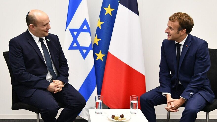 Israeli Prime Minister Naftali Bennett andh French President Emmanuel Macron at the U.N. Climate Change Conference in Glasgow, Scotland, Nov. 1, 2021. Credit: Haim Zach/GPO.