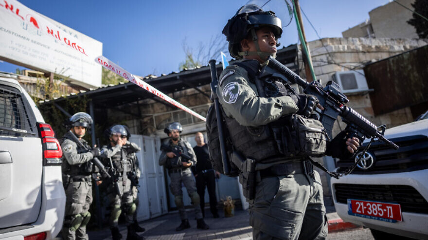 Police officers at the scene of a stabbing attack in Jerusalem's Sheikh Jarrah neighborhood, Dec. 8, 2021. Photo by Yonatan Sindel/Flash90.