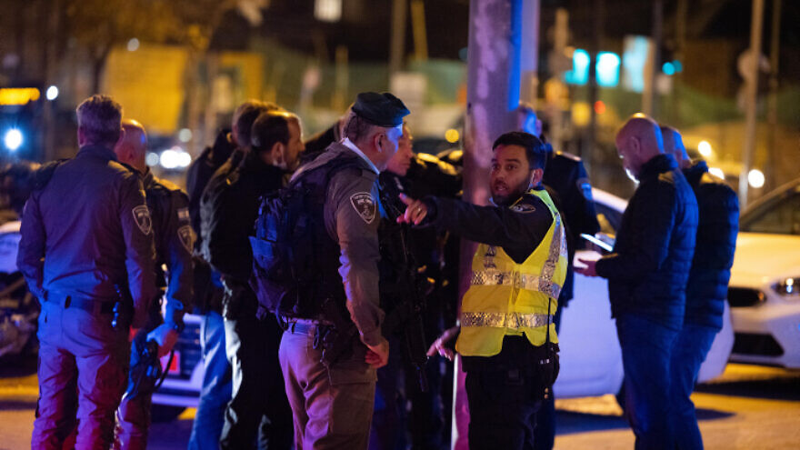 Police officers at the scene of an attempted stabbing outside Jerusalem's Old City, Dec. 19, 2021. Photo by Yonatan Sindel/Flash90.
