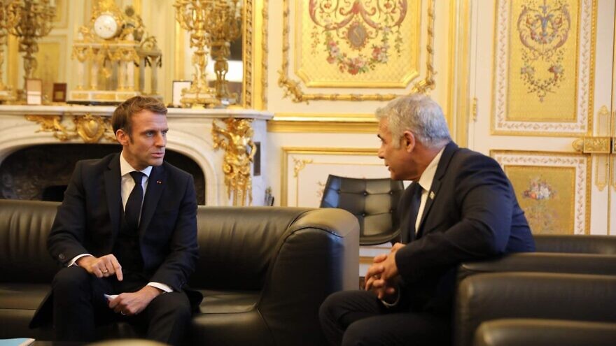 Israeli Foreign Minister Yair Lapid meets with French President Emmanuel Macron in Paris on Nov. 30, 2021. Source: Twitter.