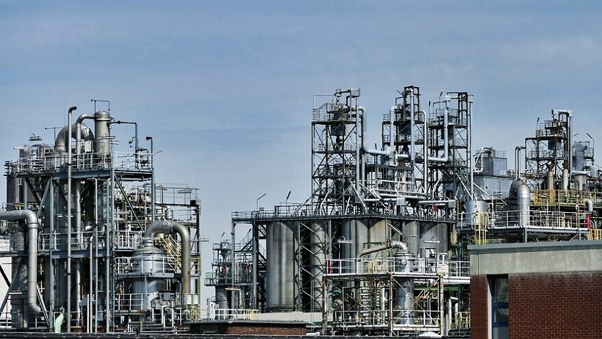 Image of an oil refinery. Credit: Pixabay.