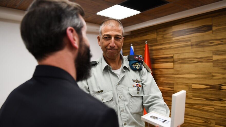 A photo of the medal ceremony awarded by the IDF's J6 and Cyber Defense Directorate Head, Maj. Gen. Lior Carmeli, to “Mr. M.,” the U.S. Cyber Command’s liaison officer in Israel. Credit: IDF Spokesperson's Unit.