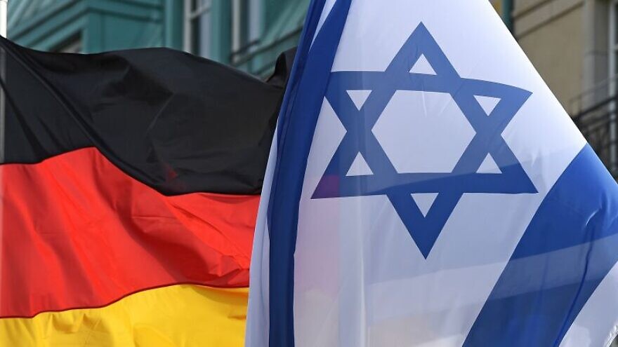 The German and Israeli flags. Credit: DPA.