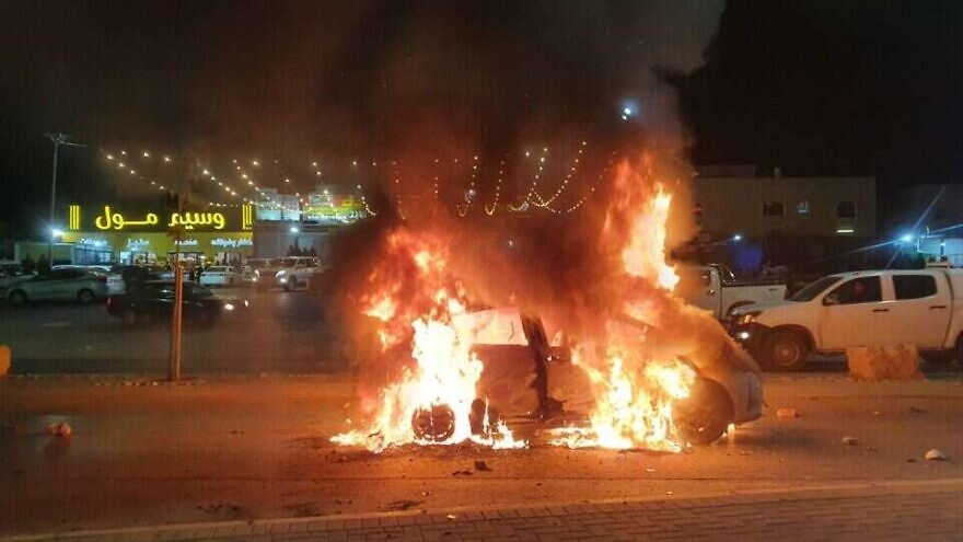 A car set on fire by Negev Bedouin amid riots over a tree-planting ceremony sponsored by the Jewish National Fund-Keren Kayemet LeIsrael ahead of the holiday of Tu B'Shevat. Credit: Israel Hayom.