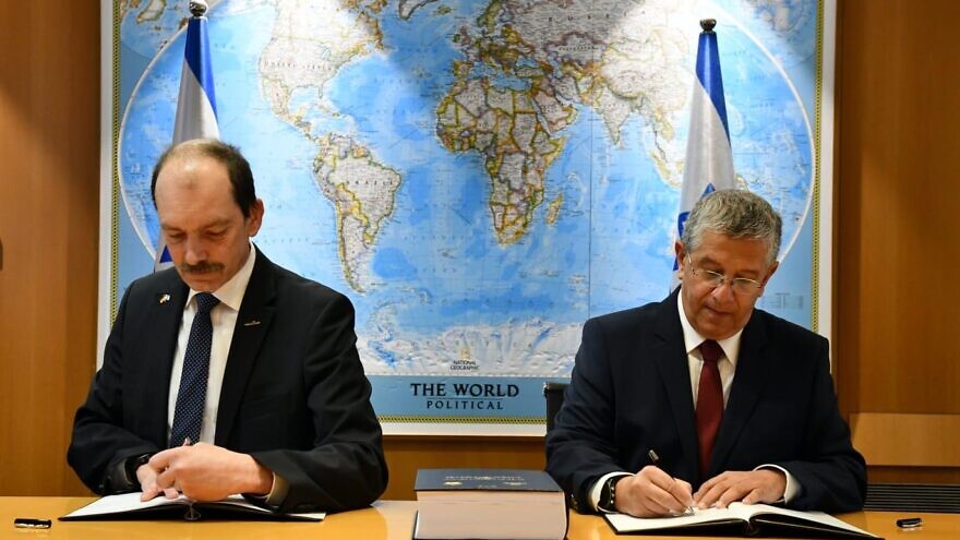 IDF Maj. Gen. Amir Eshel, Israeli Defense Ministry director general (right) and Rolf Wirtz, chairman of the executive board of ThyssenKrupp Marine Systems, sign a $3.4 billion agreement for the development and production of three advanced submarines for the Israeli Navy, Jan. 20, 2022. Credit: Israeli Defense Ministry.