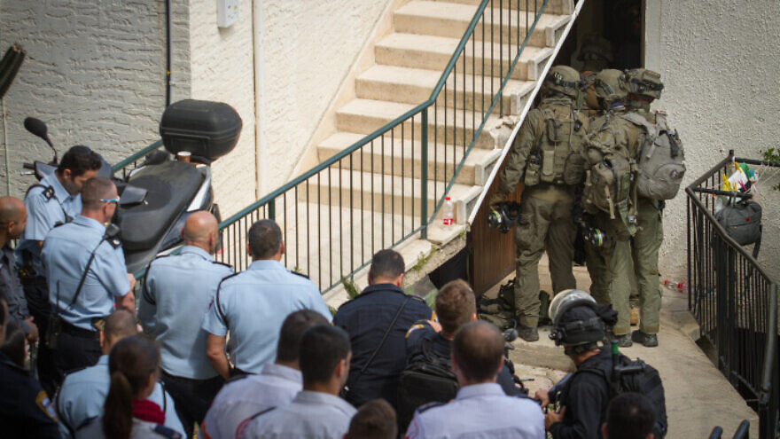 The Israel Police Counter-Terrorism Unit storms a house in Haifa on March 12, 2018. Photo by Flash90.