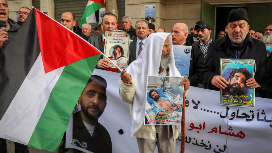 Palestinians protest to show solidarity with Palestinian prisoner Hisham Abu Hawash who is currently on hunger strike, in the West Bank city of Hebron, January 2, 2022. Photo by Wisam Hashlamoun/Flash90