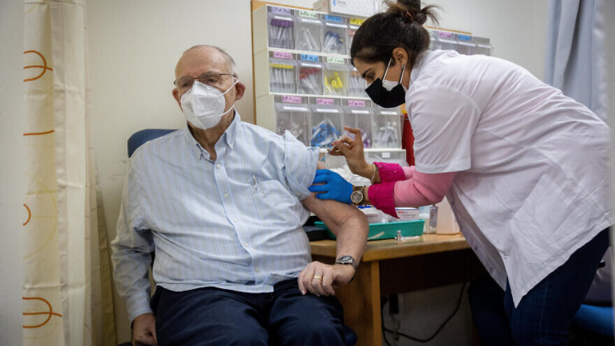 Adults over the age of 60 receive a fourth dose of the COVID-19 vaccine at Meuhedet vaccination center in Jerusalem on Jan. 4, 2022. Photo by Yonatan Sindel/Flash90.