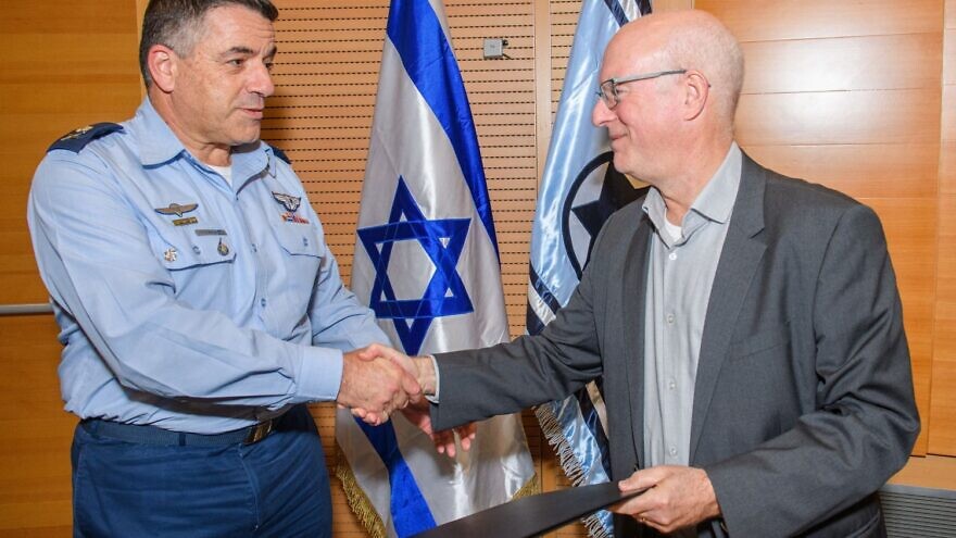 Israeli Air Force Commander Maj. Gen. Amikam Norkin and Tel Aviv University President Professor Ariel Porat. Credit: Israel Hadari/Tel Aviv University.