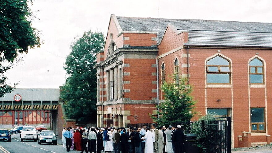 Islamic Centre, Little Harwood, Blackburn, England, August 2005. The building was formerly a cinema. Credit: Mike and Kirsty Grundy via Wikimedia Commons.