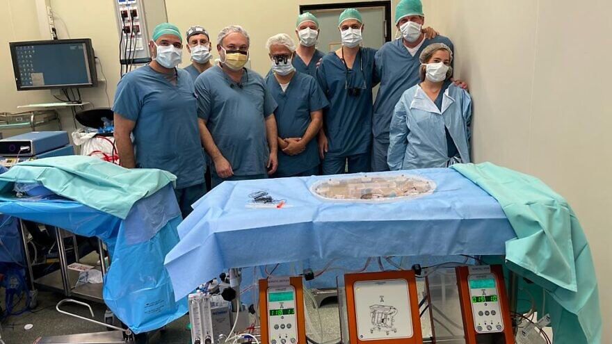 Israeli doctors at Tel Aviv Sourasky Medical Center stand in front of their donor liver machine perfusion. Credit: Tel Aviv Sourasky Medical Center.