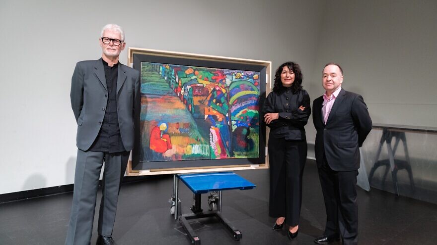 Today the painting 'Bild mit Häusern' by Wassily Kandinsky has been transferred to the heirs of the Jewish former owners, in the presence of Deputy Mayor Touria Meliani, James Palmer on behalf of the heirs and director Stedelijk Museum Rein Wolfs. (Credit: Stedelijk Museum, Twitter).