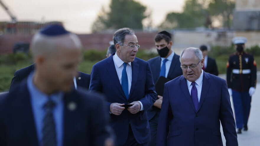 U.S. Ambassador to Israel Thomas Nides walks with Dani Dayan, chairman of the Yad Vashem Holocaust Memorial Museum in Jerusalem, during his visit, Dec. 2, 2021. Credit: Olivier Fitoussi/Flash90.