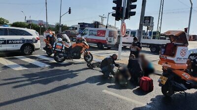 United Hatzalah volunteers treating a seriously injured man after a scooter accident in Ashdod (illustration)
