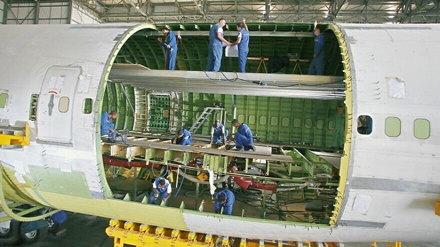 Airplane maintenance. Credit: Israel Aerospace Industries (iai.col.il)