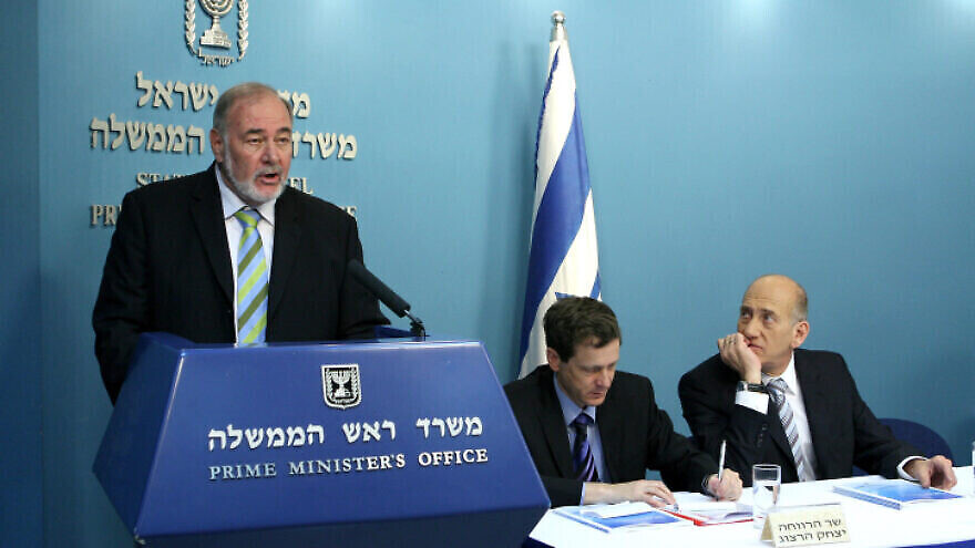 Finance Minister Avraham Hirschson talks to the media during a press conference on the government's plan to reduce poverty as Prime Minister Ehud Olmert looks at him.
In the center: Welfare Minister Isaac Herzog on 18 April 2007.
Photo by Ariel Jerozolimski /Flash90. *** Local Caption *** ???? ???? ???'? ?????
???? ??????
????? ???????
????? ????????