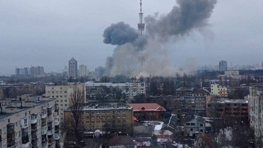 Rosyjski atak wojskowy na wieżę telewizyjną w Kijowie na Ukrainie, który uszkodził również miejsce pamięci ofiar Holokaustu w Babim Jarze, 1 marca 2022 r. Źródło: Twitter.