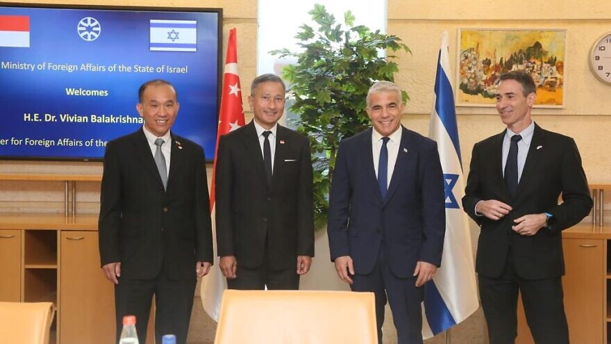 Israeli Foreign Minister Yair Lapid and his Singaporean counterpart, Vivian Balakrishnan, announced that Singapore is set to open an embassy in Israel some 53 years after the two countries established diplomatic relations, March 2022. Source: Israel in Singapore/Twitter.