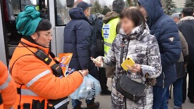 Hadas Rucham (left) offering snacks to a Ukrainian refugee. Credit: United Hatzalah.