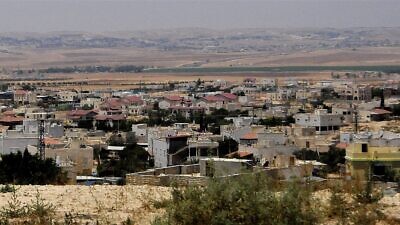 A view of the Bedouin town of Houra in southern Israel. Credit: Romayan via Wikimedia Commons.