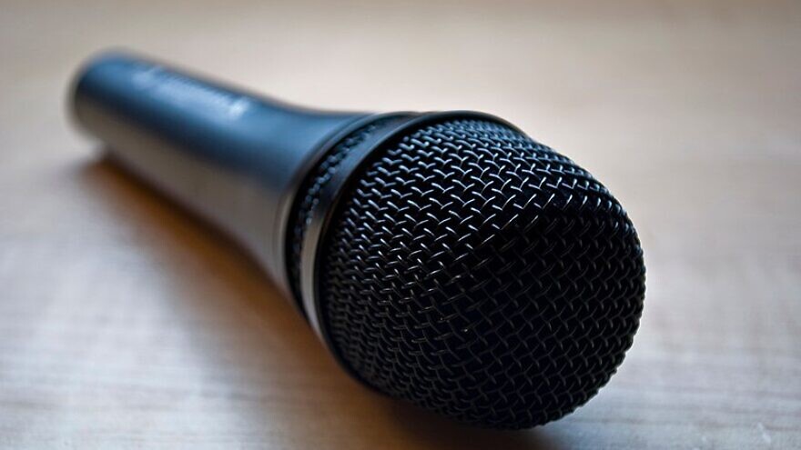 Sennheiser Microphone. Credit: ChrisEngelsma via Wikimedia Commons.