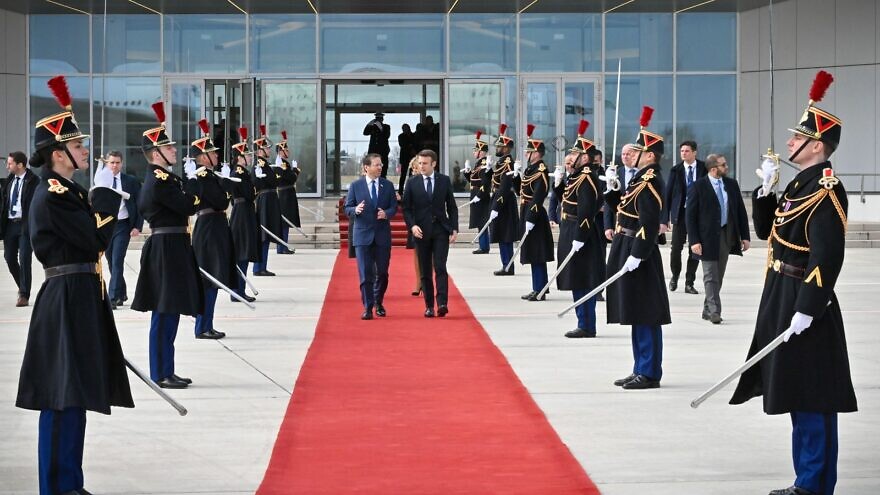 Israeli President Isaac Herzog is welcomed to France by French President Emmanuel Macron, March 20, 2022. Credit: Kobi Gideon/GPO.