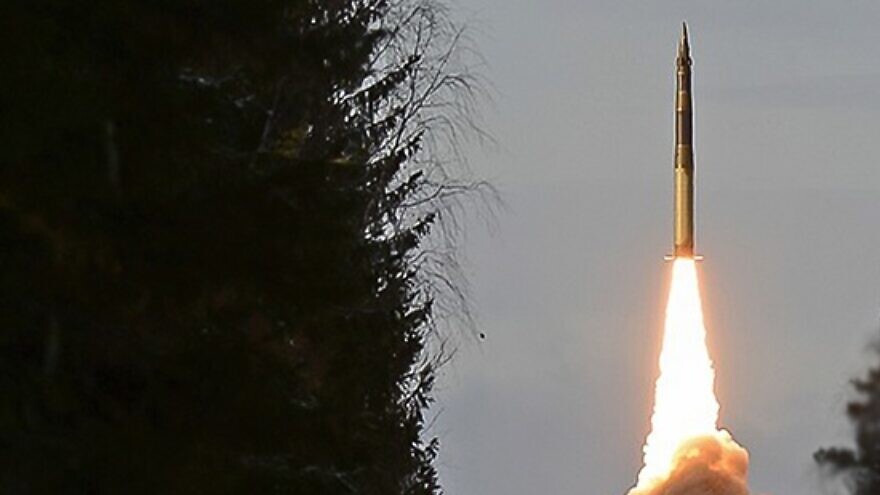 An intercontinental multiple-warhead ballistic missile is launched from Plesetsk, Russia, in September 2017. Credit: Russian Ministry of Defense via Wikimedia Commons.