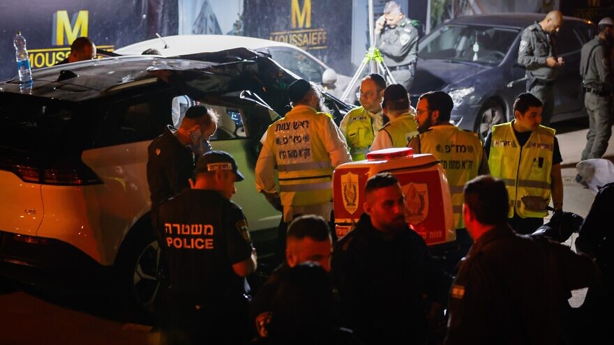 Israeli police officers and rescue forces at the scene of a terrorist shooting attack in Bnei Brak, before the terrorist moved on to Ramat Gan, March 29, 2022. Photo by Olivier Fitoussi/Flash90.