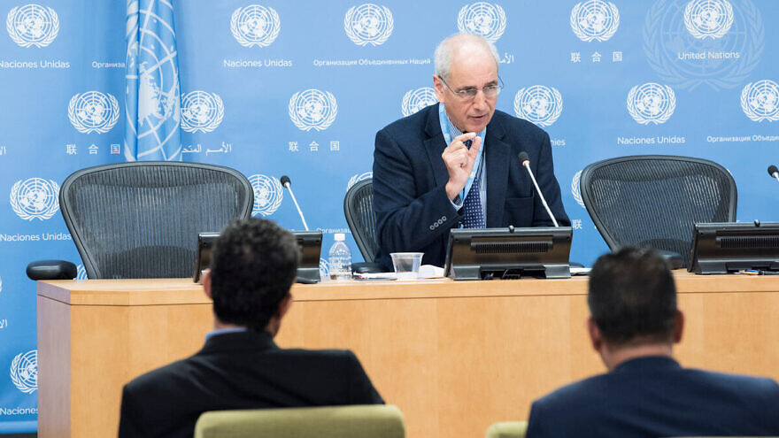U.N. Special Rapporteur Michael Lynk briefing journalists on the Israeli-Palestinian conflict. Credit: U.N. Photo/Kim Haughton.