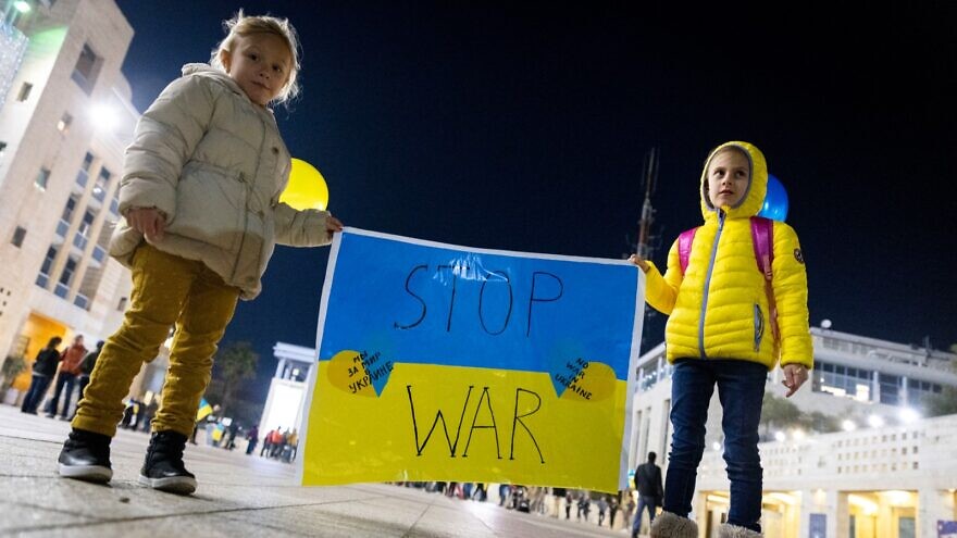 Children in Jerusalem demonstrating against the Russian invasion of Ukraine, Feb. 28, 2022. Photo by Olivier Fitoussi/Flash90.