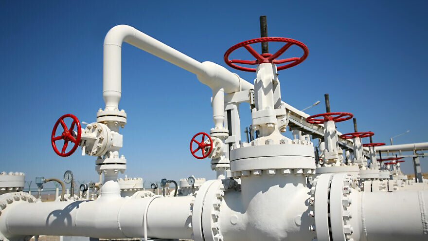 Oil and gas processing plant with pipeline valves. Credit: INSAGO/Shutterstock.