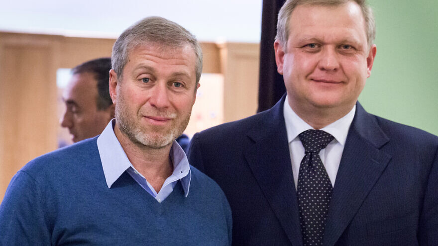Roman Abramovich (left) in 2014 in Moscow. Credit: Magicinfoto/Shutterstock.