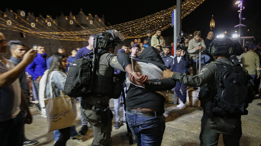 Israeli Police confronted Arab rioters near Damascus Gate in Jerusalem's Old City on the third night of Ramadan, April 4, 2022. Photo by Jamal Awad/Flash90.