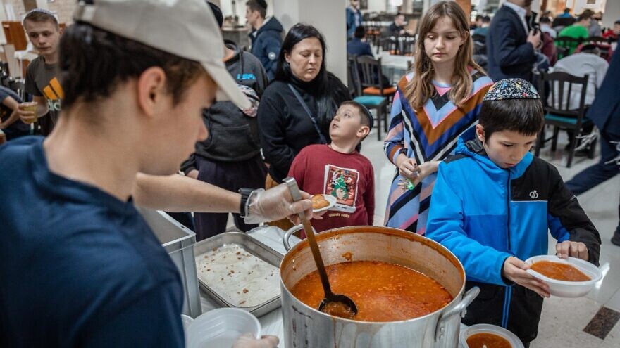 The Conference of European Rabbis is working to ensure that thousands of Ukrainian Jewish refugees get access to a Passover seder, in addition to kosher food, April 2022. Credit: CER.