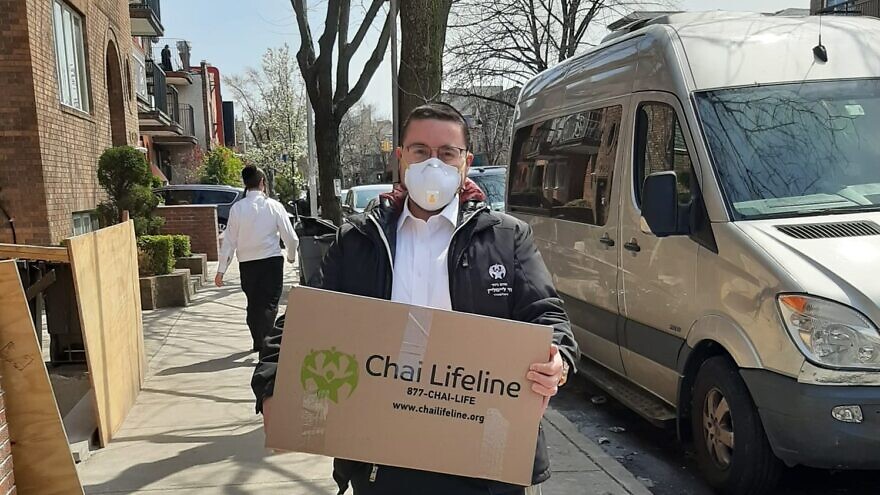 Volunteers with Chai Lifeline deliver boxes of kosher-for-Passover food to young children and their families who will spend the holiday in the hospital, April 2022. Credit: Courtesy.