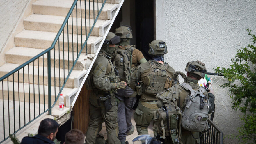 The Israel Police counter-terror unit (Yamam) prepares to storm a house in Haifa on March 12, 2018. Photo by Flash90.