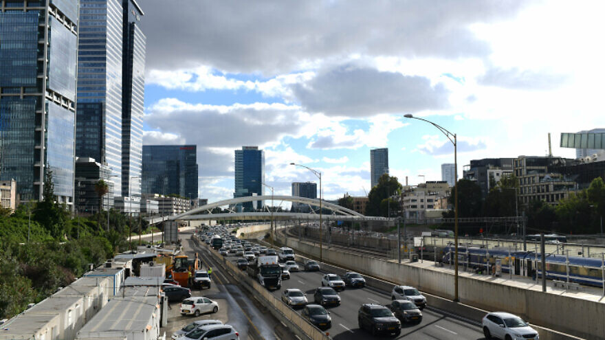Traffic on the Ayalon highway in Tel Aviv, Jan. 20, 2022. Photo by Tomer Neuberg/Flash90.