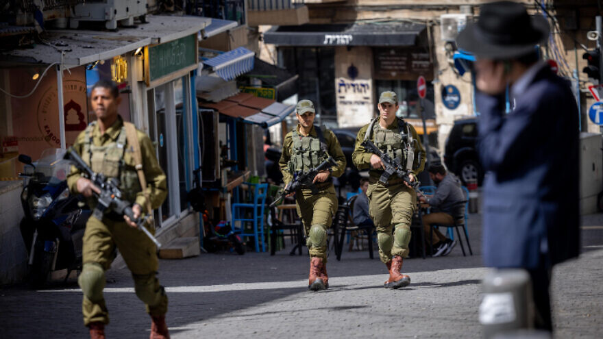 Israeli Border Police and soldiers patrol the Mahaneh Yehudah market in Jerusalem on April 1, 2022. Photo by Yonatan Sindel/Flash90.