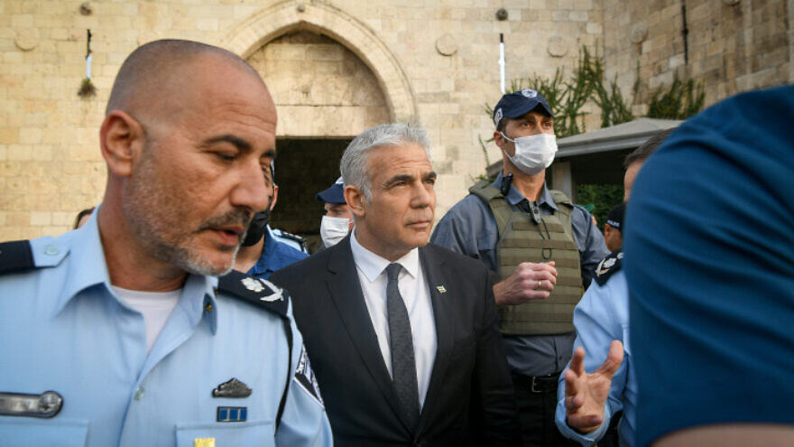 Foreign Minister Yair Lapid visits Damascus Gate in Jerusalem's Old City, April 3, 2022. Photo by Arie Leib Abrams/Flash90.