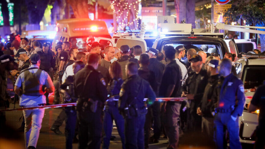 Police and rescue workers at the scene of a terrorist shooting spree at the Ilka pub in Tel Aviv, April 7, 2022. Photo by Noam Revkin Fenton/Flash90.
