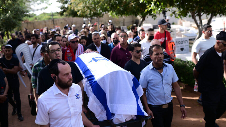 The funeral of Tomer Morad, who was murdered in a terror attack in Tel Aviv on April 9, 2022, at the cemetery in Kfar Saba, April 10, 2022. Photo by Tomer Neuberg/Flash90.