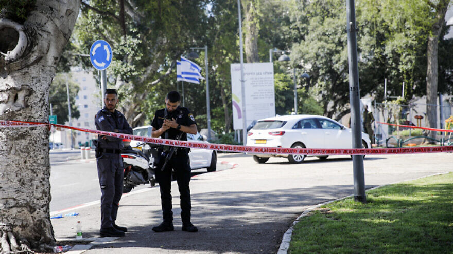 Police officers at the scene of a stabbing in Haifa, April 15, 2022. Photo by Shir Torem/Flash90.