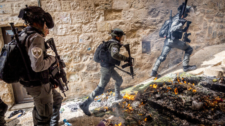 Israeli police officers during clashes outside the Al Aqsa Mosque in Jerusalem's Old City, April 17, 2022. Photo by Yonatan Sindel/Flash90.