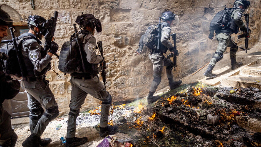 Israeli Police during clashes with Arab rioters outside the Al-Aqsa mosque in Jerusalem's Old City on April 17, 2022. Photo by Yonatan Sindel/Flash90.