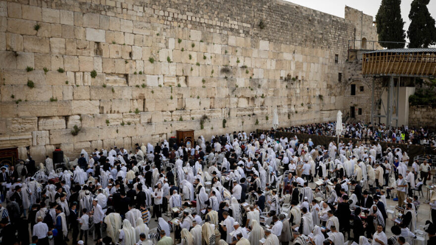 Jews cover themselves with prayer shawls at the Western Wall in Jerusalem during the Priestly Blessing for Passover, April 18, 2022. Photo by Yonatan Sindel/Flash90.